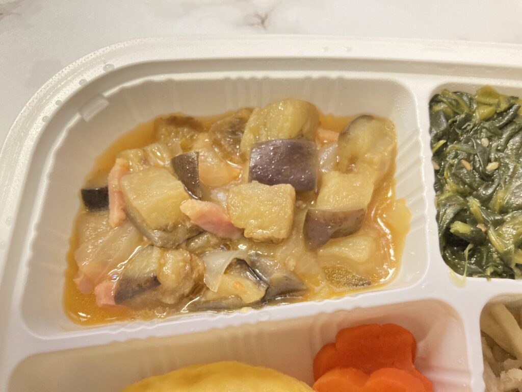 チキンオムレツ弁当　ナスとベーコンの塩炒め